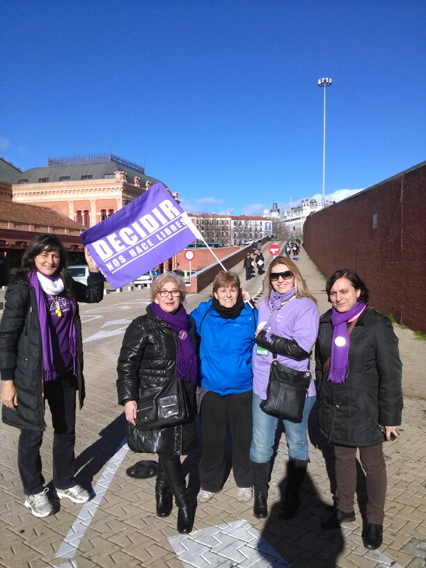 Violetas a la manifestació a Madrid pel dret a decidir